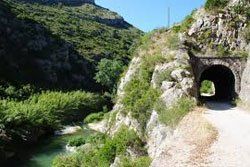 Vía verde Santander Valencia. Vista del río junto a antiguo camino ferroviario con túnel