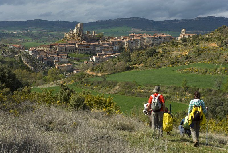 Raíces de Castilla. Vista de Frías desde un camino con senderistas