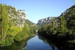 GR 99: Camino del Ebro. Vista del río Ebro entre montañas y árboles