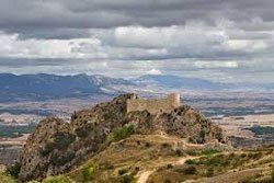 Poza de la sal. Vista del castillo en lo alto de un monte