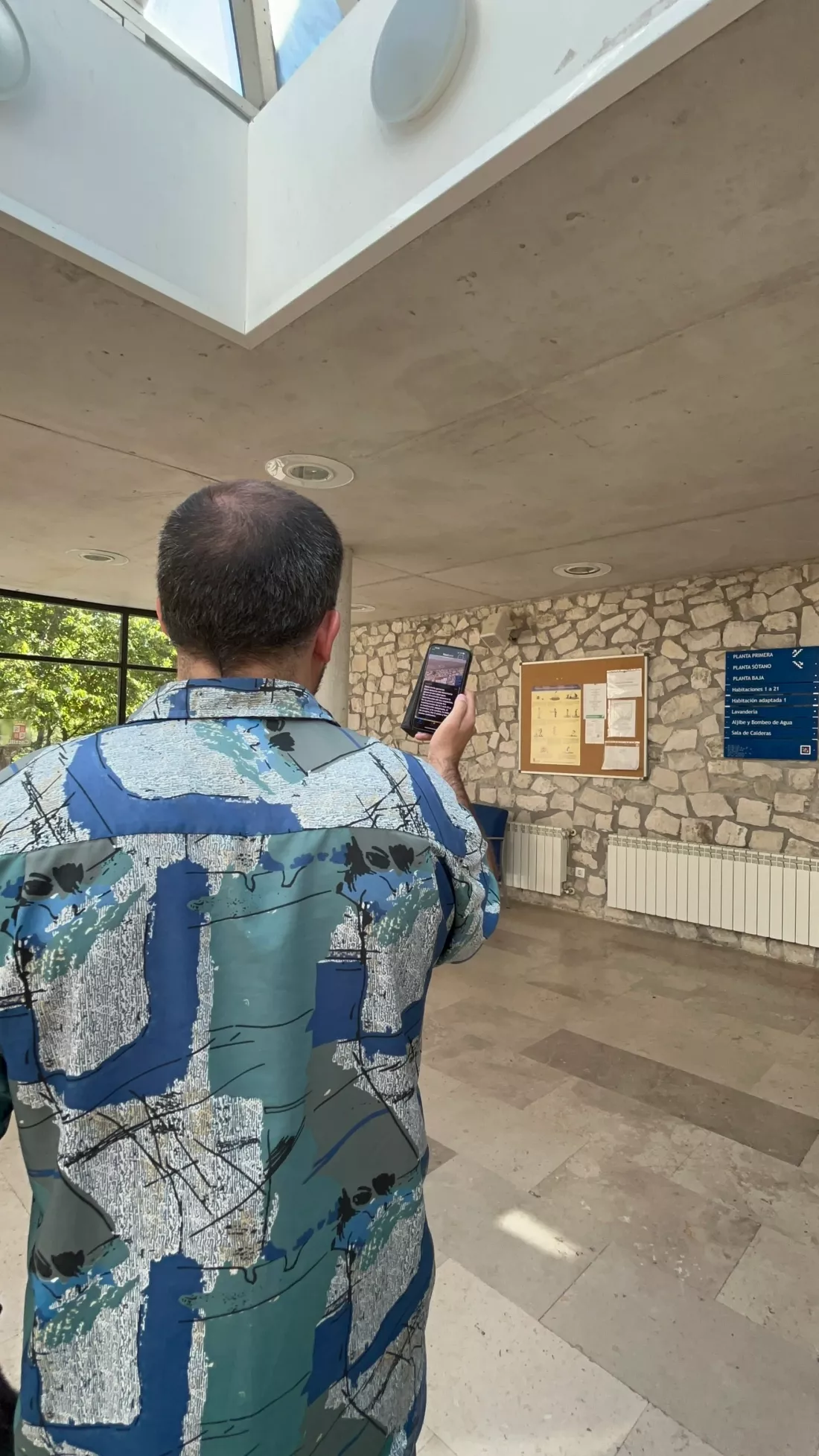 Participantes utilizando carteles accesibles con códigos NaviLens en el interior del albergue.