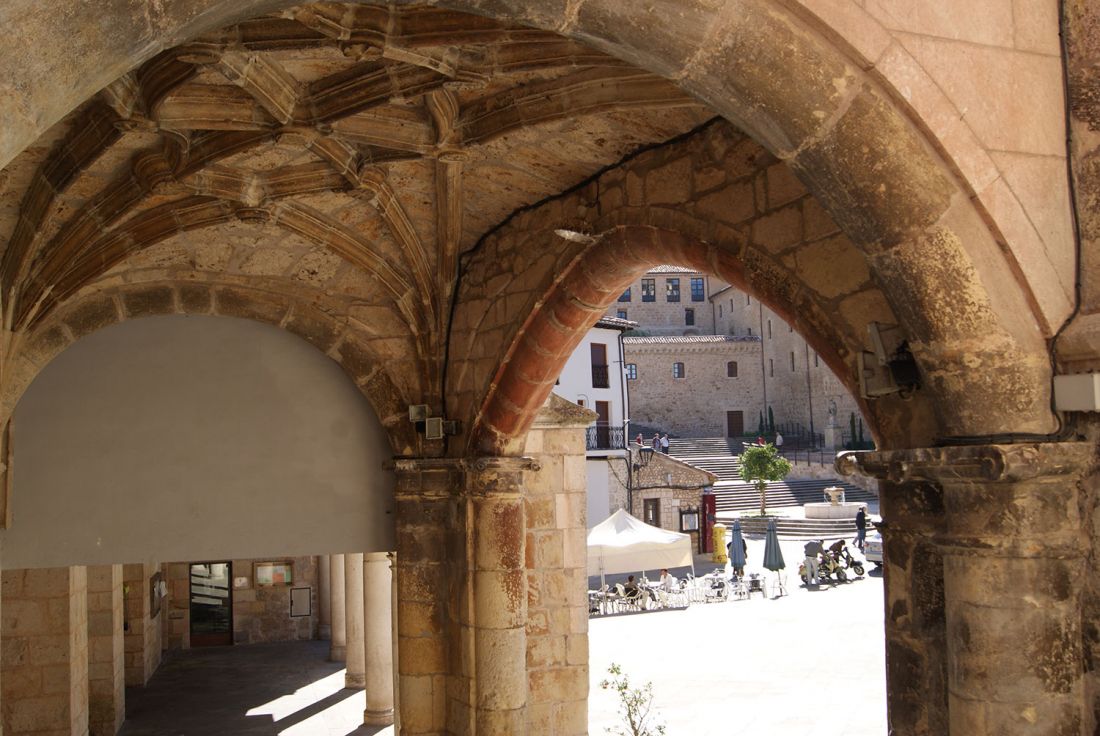 Vista del centro de Oña desde arcos en soportal