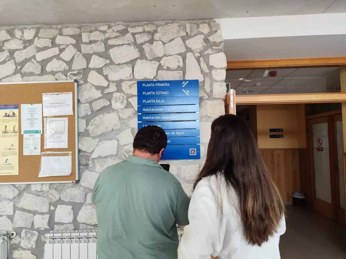 Persona escaneando un código NaviLens con su teléfono móvil.