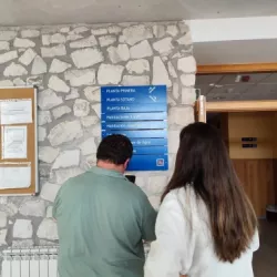 Persona escaneando un código NaviLens con su teléfono móvil.