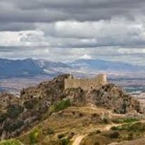 Poza de la sal. Vista del castillo en lo alto de un monte