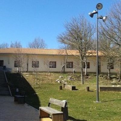 Parte trasera del albergue con zona ajardinada