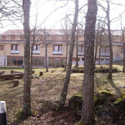 Vista del albergue desde el bosque de robles en la zona exterior
