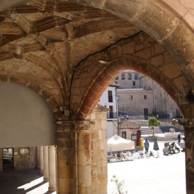 Vista del centro de Oña desde arcos en soportal