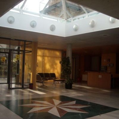 Amplio hall de entrada con claraboya en el techo