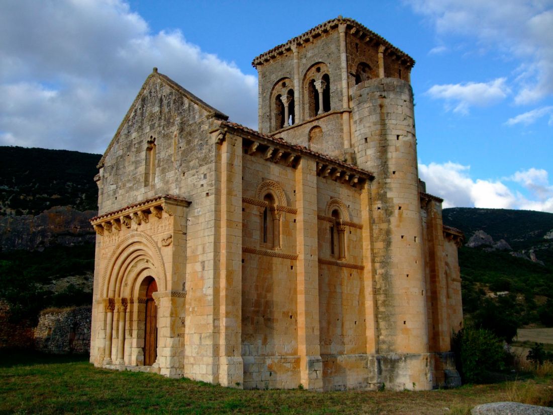 Iglesia románica en el entorno Las Merindades, Burgos