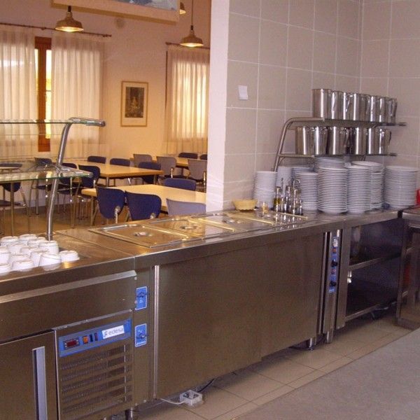 Vista del comedor desde la cocina industrial