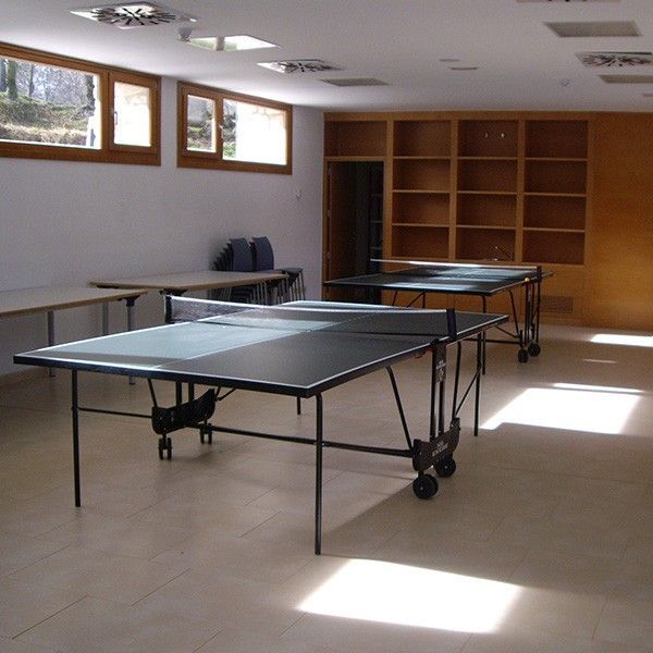 Sala de juegos en la planta baja del albergue con mesa de ping pong