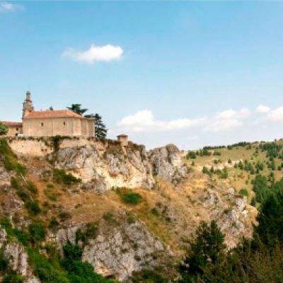Vista de ermita en parte alta de montes en el entorno de Las Merindades, Burgos