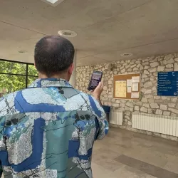 Participantes utilizando carteles accesibles con códigos NaviLens en el interior del albergue.