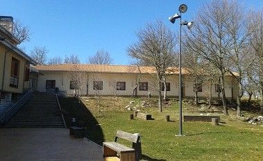 Parte trasera del albergue con zona ajardinada