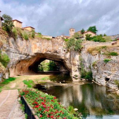 Vista de Puente Dei con el puente de roca natural al fondo
