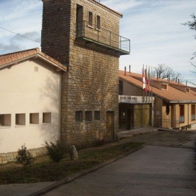 Exterior del albergue con gran torreón a la entrada