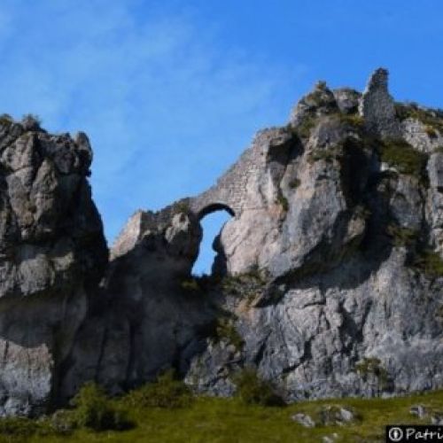 GR 291: agua y roca. Del Ebro a los Obarenes. Vista de rocas con formas singulares
