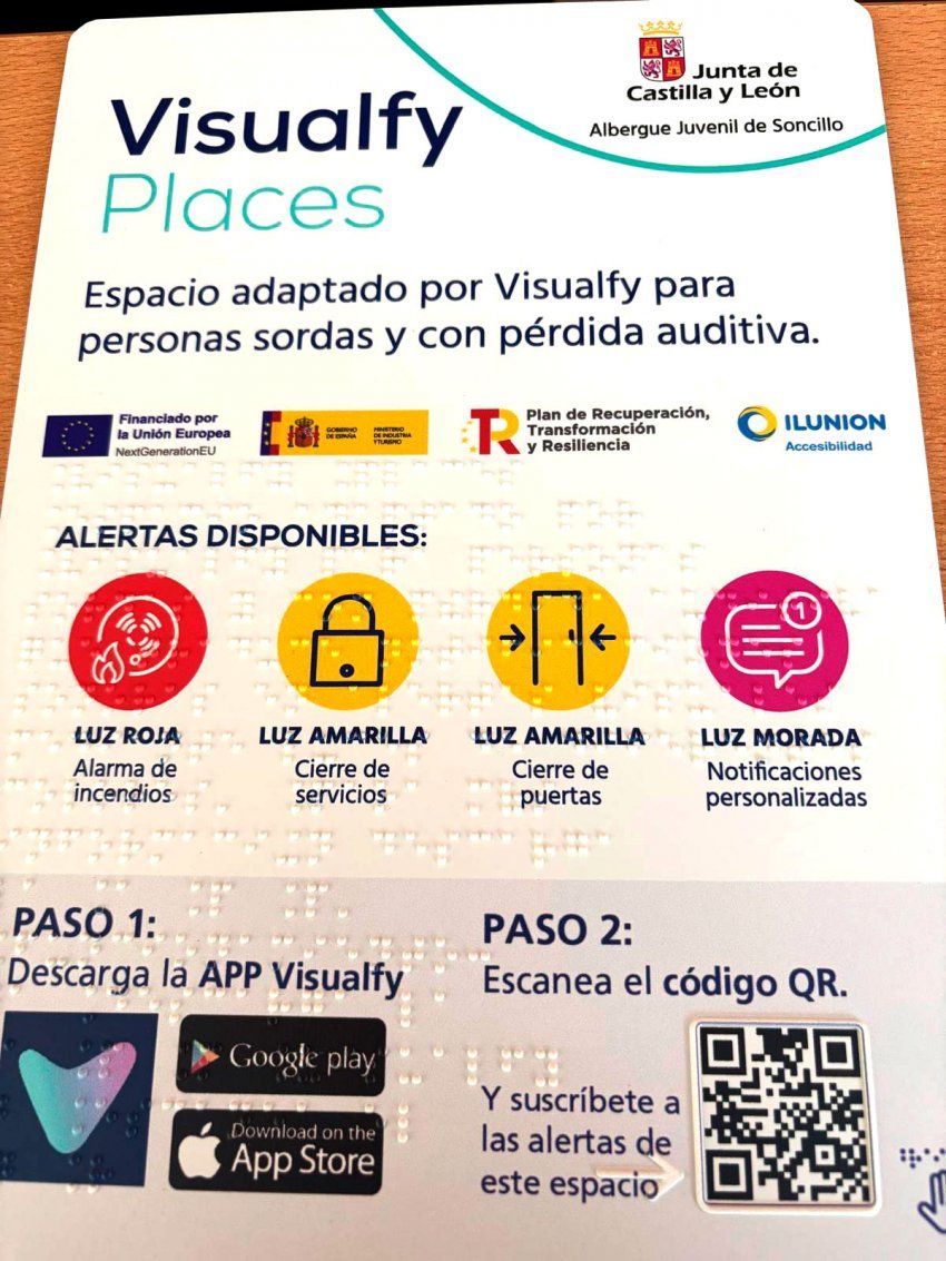 Cartel informativo del proyecto "Visualfy Places" de la Junta de Castilla y León y el Albergue Juvenil de Soncillo. Describe un espacio adaptado para personas sordas y con pérdida auditiva, financiado por la Unión Europea, el Gobierno de España, y con la