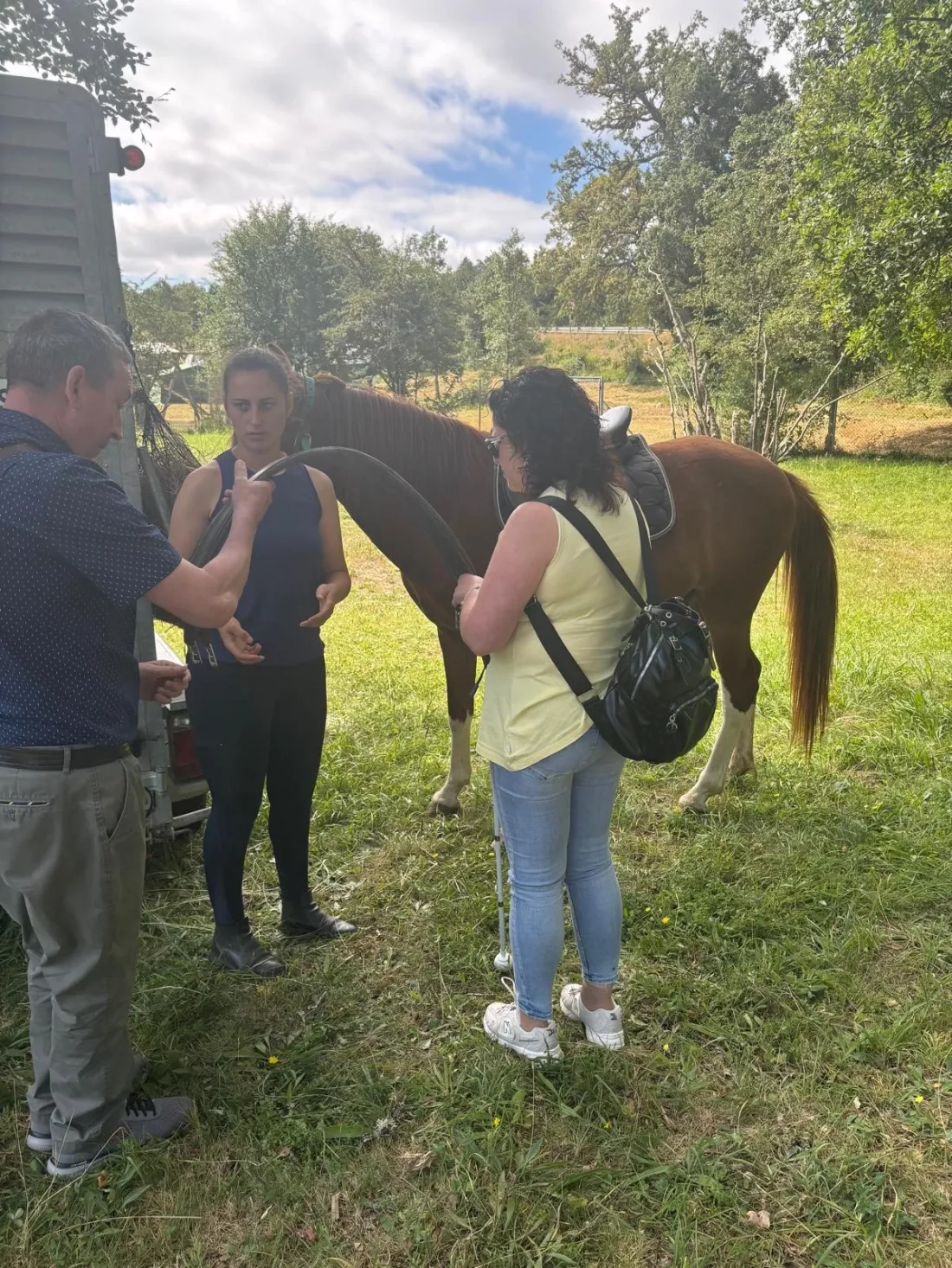Grupo recibiendo instrucciones junto al caballo antes de la actividad