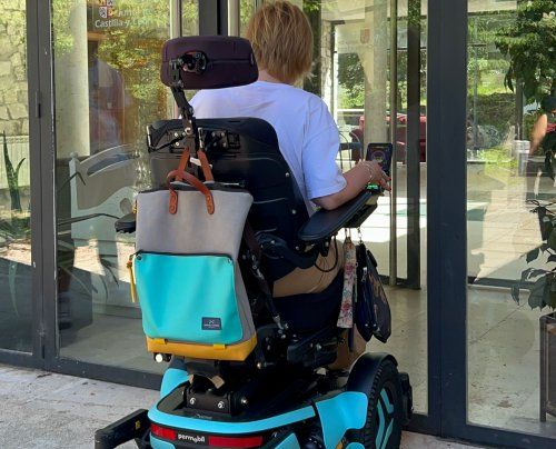 Usuarios interactuando con tecnologías accesibles durante la jornada en el Albergue de Soncillo