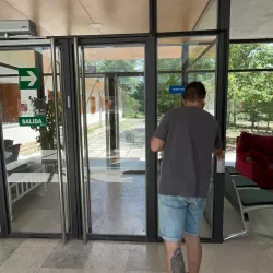 Hombre se dirige hacia la salida de un edificio accesible.