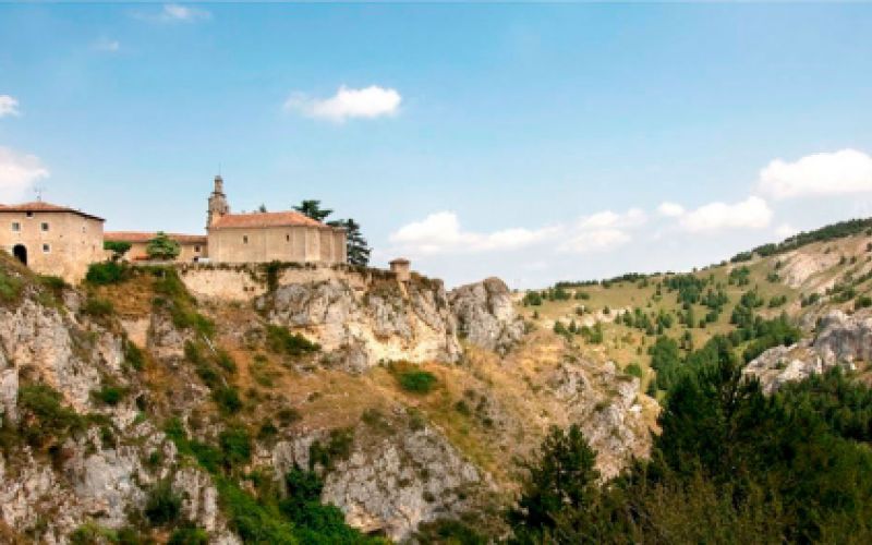 Vista de ermita en parte alta de montes en el entorno de Las Merindades, Burgos