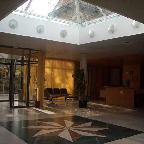 Amplio hall de entrada con claraboya en el techo