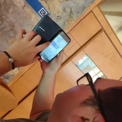 Vista de un cartel con código NaviLens en una puerta del albergue.