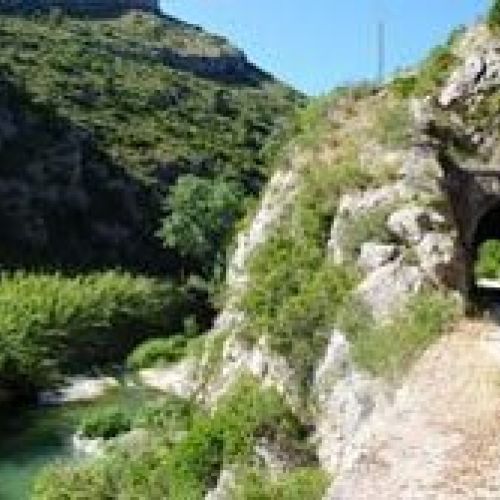 Vía verde Santander Valencia. Vista del río junto a antiguo camino ferroviario con túnel