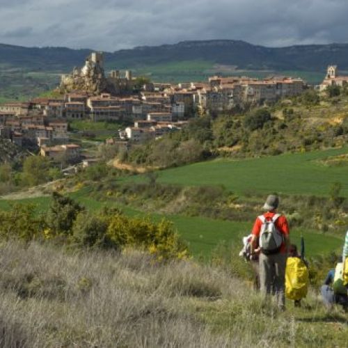 Raíces de Castilla. Vista de Frías desde un camino con senderistas