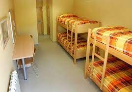 Habitación con literas de madera para cuatro personas