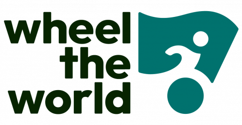 El logotipo de Wheel the World muestra el nombre de la plataforma en letras negras ("wheel the world") junto a un icono verde que representa a una persona en silla de ruedas, simbolizando el compromiso con el turismo accesible para todas las personas.