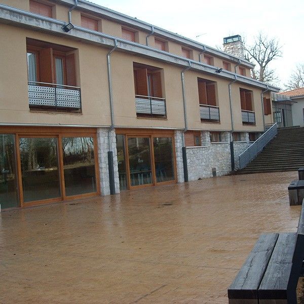 Amplia terraza exterior en la zona trasera del albergue