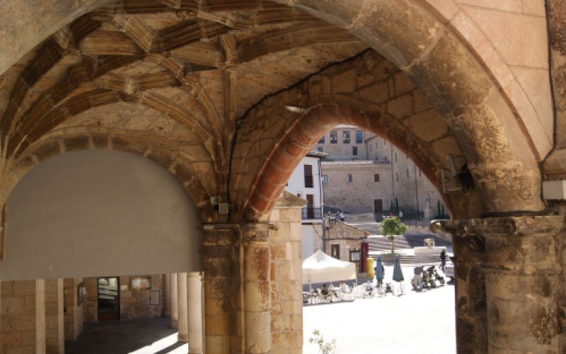 Vista del centro de Oña desde arcos en soportal