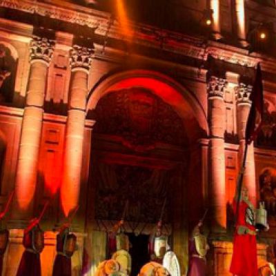 Representación teatral y cultural nocturna en Oña