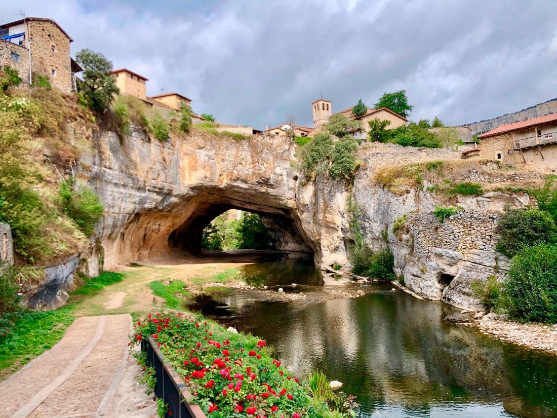 Vista de Puente Dei con el puente de roca natural al fondo