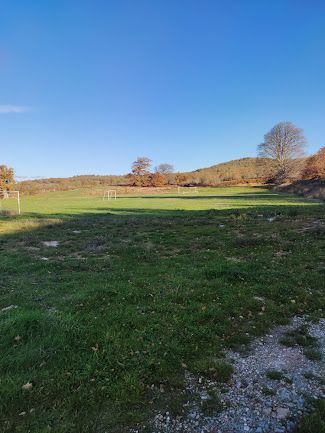 Pistas de fútbol con hierba en la zona muy próxima al albergue