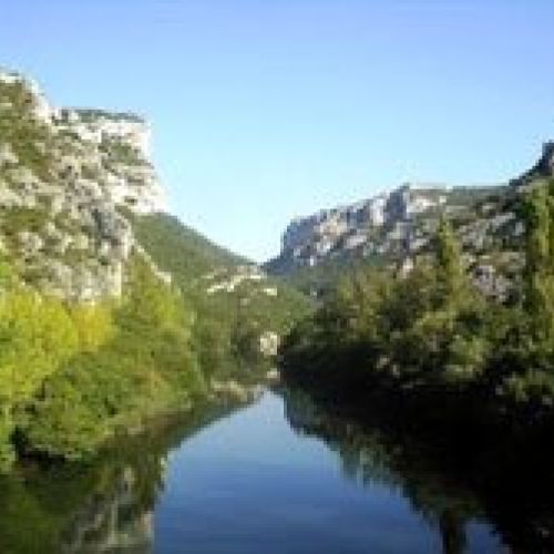 GR 99: Camino del Ebro. Vista del río Ebro entre montañas y árboles