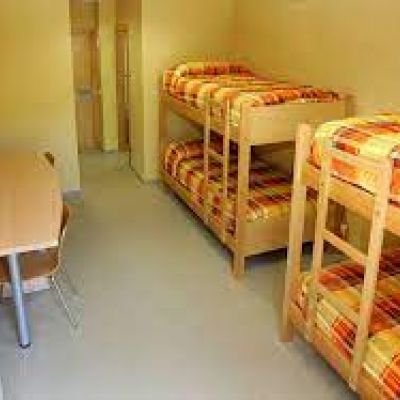 Habitación con literas de madera para cuatro personas