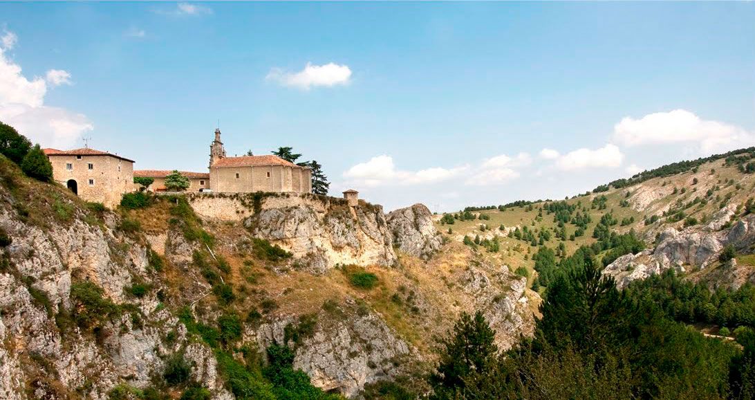 Vista de ermita en parte alta de montes en el entorno de Las Merindades, Burgos