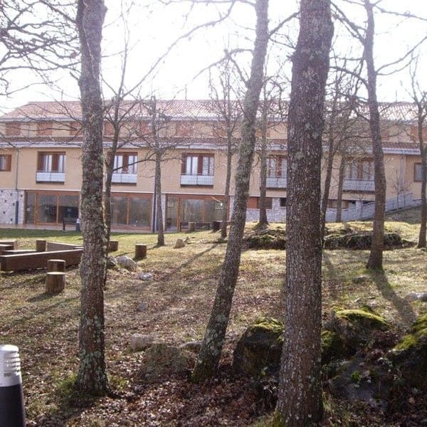 Vista del albergue desde el bosque de robles en la zona exterior