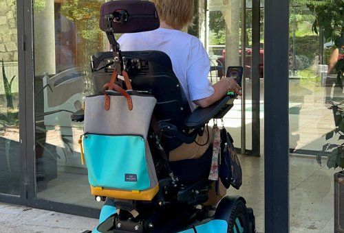 Usuarios interactuando con tecnologías accesibles durante la jornada en el Albergue de Soncillo