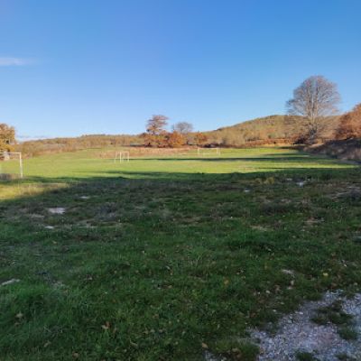 Pistas de fútbol con hierba en la zona muy próxima al albergue