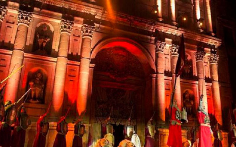 Representación teatral y cultural nocturna en Oña