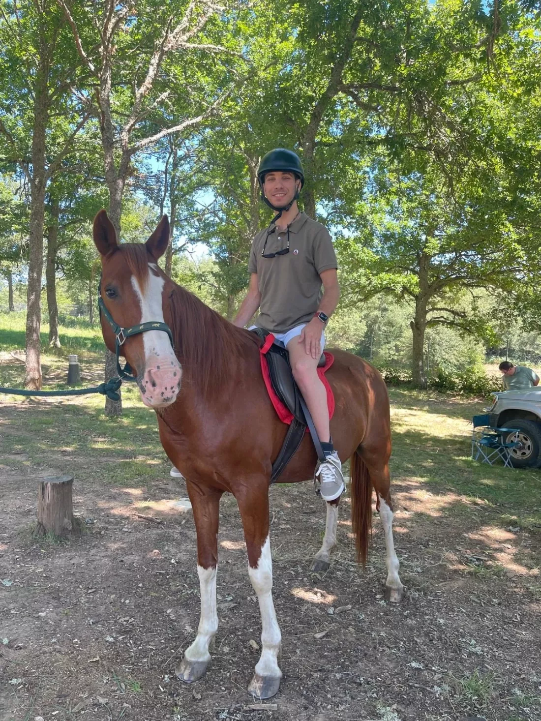 Persona montada en un caballo con ayuda de monitores