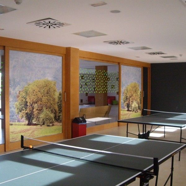 Sala polivalente, mesas de pin pong